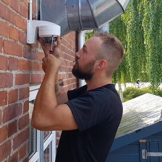 Elektriker Lyngby monterer et video overvågningsanlæg i Lyngby.